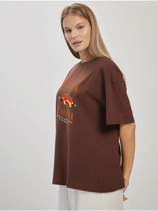 Detail of loose fit brown cotton T-shirt with Butter Caviar print and round neckline