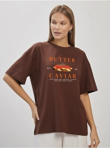 Detail of loose-fit dark brown cotton T-shirt with vintage butter toast graphic