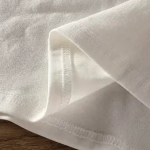 T-shirt blanc ample en coton pour femmes avec ourlet à double aiguille et maille fine