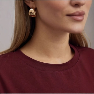 Boucles d'oreilles gouttes d'or minimalistes avec une finition poli miroir