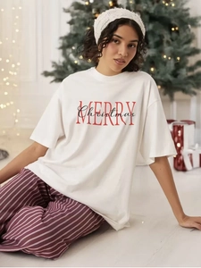 Détail du t-shirt de Noël en coton blanc avec imprimé festif rouge Merry Christmas
