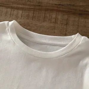 T-shirt blanc en coton à col rond avec détail de couture double de haute qualité