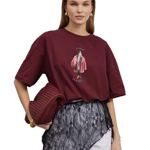 T-shirt oversize en coton bordeaux avec imprimé poisson créatif et texte russe