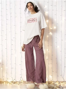 Détail du t-shirt de Noël 100% coton pour femmes avec texte rouge et pantalon rayé élégant