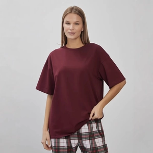 T-shirt oversize en coton bordeaux assorti à un pantalon de détente à carreaux