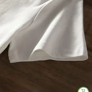 Gros plan sur les coutures doubles de la manche d'un T-shirt blanc en coton pur