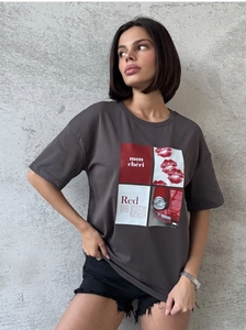 Détail de l'imprimé artistique à quatre cases mon chéri sur un t-shirt gris foncé