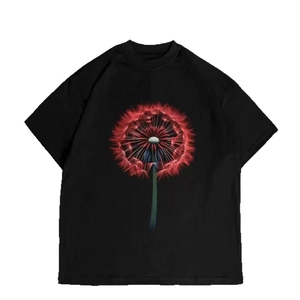 T-shirt noir en coton pour femme avec imprimé graphique pissenlit rouge vif sur fond blanc