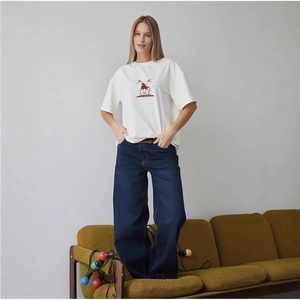 Retro white 100% cotton short sleeve T-shirt with red folk print and loose fit style
