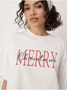 Détail du t-shirt en coton blanc avec imprimé MERRY rouge et Christmas noir cursif