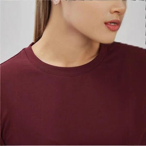 T-shirt en coton bordeaux à manches courtes et col rond avec col côtelé de style vintage
