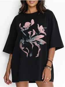 Détail du t-shirt oversize noir en coton avec imprimé graphique abstrait rose et bleu