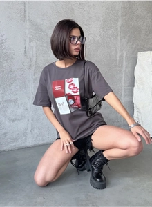 Détail du t-shirt oversize en coton gris foncé avec imprimé lèvres rouges et lettres