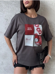 Détail du t-shirt en coton gris foncé avec texte mon chéri et imprimé rouge à lèvres
