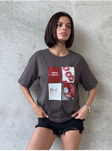 Détail du t-shirt en coton gris foncé avec texte mon chéri et imprimé artistique