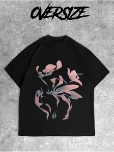 Détail du t-shirt oversize noir en coton avec imprimé flamme bleue et texte blanc
