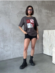 Détail du t-shirt en coton gris avec imprimé collage vintage, lèvres rouges et voiture