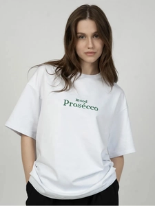 Vue de face d'un T-shirt blanc en coton surdimensionné avec imprimé Mood Prosecco vert