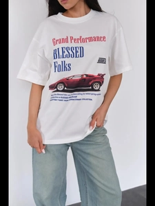 Primo piano della stampa retro supercar rossa su t-shirt girocollo bianca 100% cotone