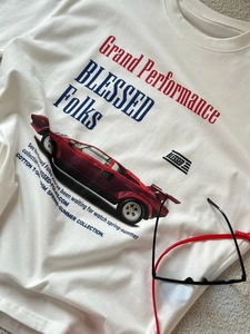 Dettaglio di una maglietta in cotone bianco con grafica vintage di un'auto sportiva