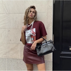 Chic burgundy t-shirt with letter print and glossy leather skirt set for urban women