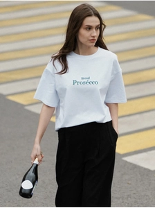 Détail d'un t-shirt blanc en coton avec imprimé mood Prosecco en police artistique