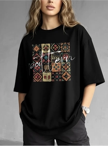 Détail de l'imprimé géométrique bohème sur un t-shirt ample en coton noir pour femmes