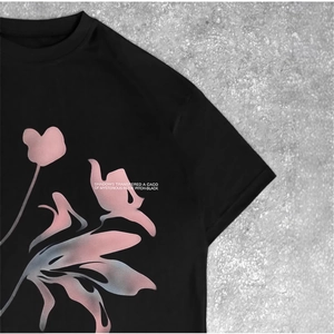 T-shirt oversize en coton noir avec imprimé graphique floral et col rond classique moderne