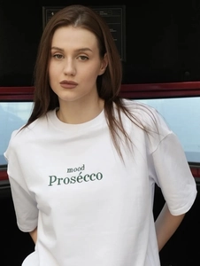 Détail du t-shirt blanc en coton avec imprimé mood Prosecco et design à épaules tombantes