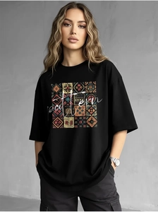 Détail de l'imprimé géométrique ethnique et lettrage blanc sur t-shirt noir en coton large