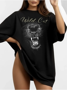 Dettaglio della maglietta oversize in cotone nero con stampa grafica di pantera selvatica