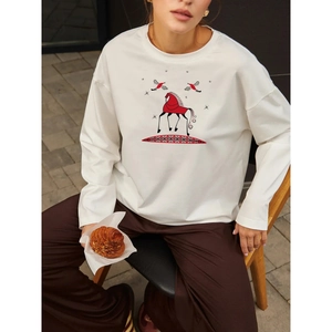 T-shirt oversize blanc à manches longues en coton avec imprimé folklorique rouge vintage
