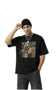 Détail d'un t-shirt noir en coton avec imprimé géométrique coloré et texte graphique