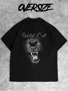 Dettaglio della stampa artistica con pantera e scritta Wild Cat su t-shirt in cotone