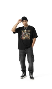 Détail du t-shirt noir en coton avec motif géométrique rétro et tenue de style urbain chic