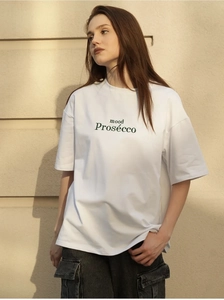 Détail d'un t-shirt ample en coton blanc avec imprimé mood Prosecco en extérieur