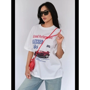 T-shirt ampia in cotone bianco con stampa auto sportiva rossa e stile street casual