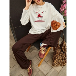 T-shirt blanc oversize à manches longues en coton avec imprimé cheval et pantalon large