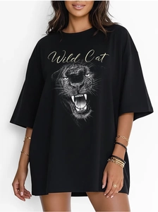 Dettaglio di t-shirt nera in cotone con stampa di gatto selvatico e scritte dorate