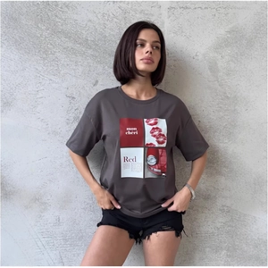 T-shirt femme oversize taupe foncé avec imprimé voiture vintage et lèvres rouges