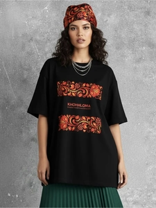 Dettaglio della t-shirt in cotone con stampa floreale Khokhloma e foulard coordinato