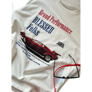 T-shirt in cotone bianco con stampa di auto sportiva vintage e girocollo casual