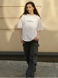 Détail d'un t-shirt blanc oversize en coton avec imprimé mood Prosecco de style urbain