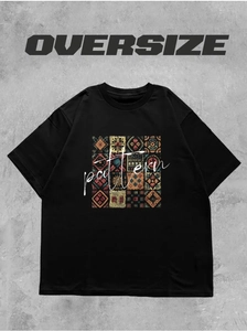 Détail du t-shirt oversize noir en coton avec imprimé collage géométrique tribal