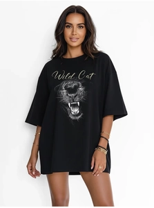 Dettaglio della stampa grafica Wild Cat panther su t-shirt oversize in cotone nero