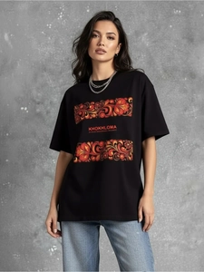 Dettaglio di una t-shirt in cotone nero con stampa floreale tradizionale Khokhloma
