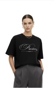 Dettaglio della stampa Prosecco e delle strisce italiane sulla t-shirt nera di cotone