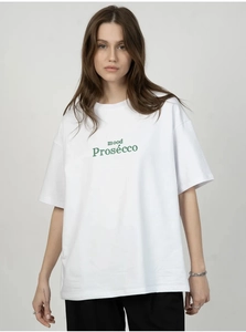 Détail d'un t-shirt blanc en coton avec impression de lettrage vert mood Prosecco