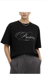 Dettaglio della stampa Prosecco su t-shirt in cotone nero con strisce tricolori italiane