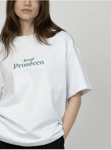 Détail d'un t-shirt blanc en coton avec typographie mood Prosécco verte et col rond
